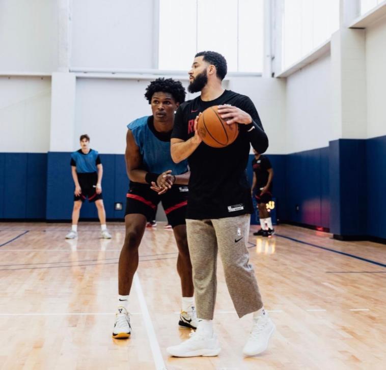 场均15+7+3！火箭队22岁新星，3项技能皆需提升？或将接班范乔丹