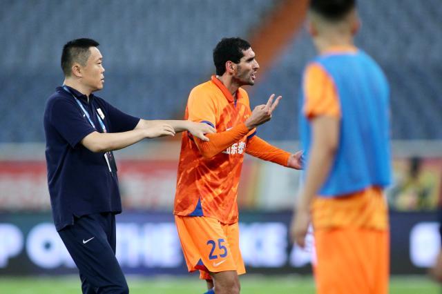 又是费莱尼+主裁王哲 首轮吹泰山因漏点被停哨3场